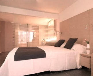 Bed in een hotelkamer.