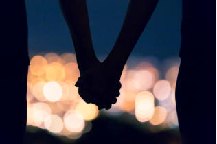 Gezelschapsman hand in hand.
