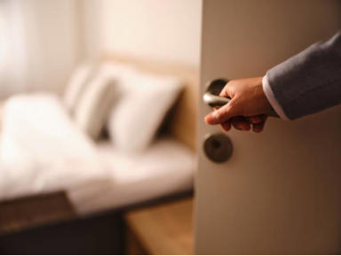 Gigolo in een hotel in Antwerpen.