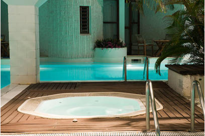 Met je gigolo in jacuzzi.